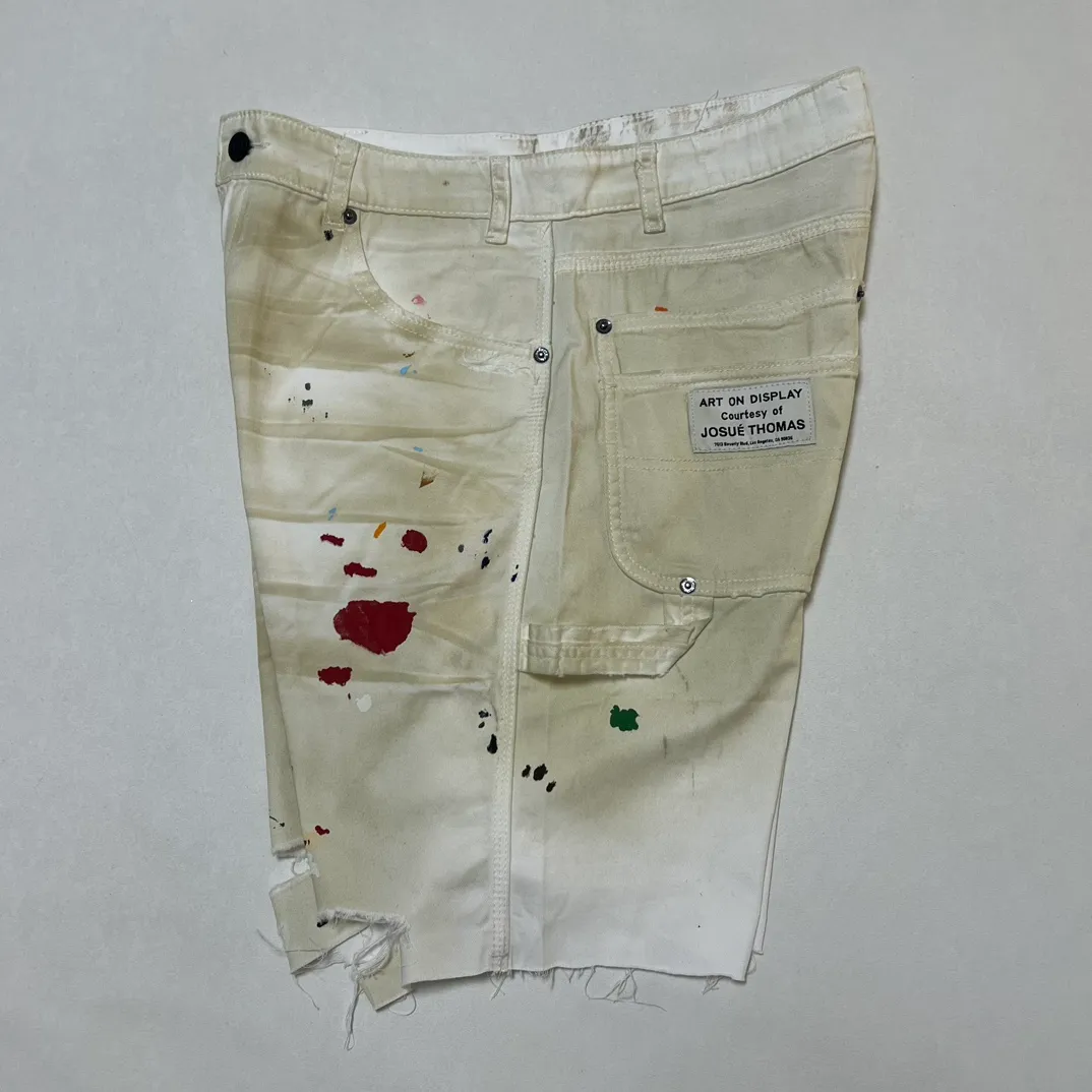 GALLERY DEPT. FLEA CARPENTER SHORTS Ink-cut knife-cut mud-dyed denim shorts. Destroy VINTAGE distressed denim shorts. Distressed white S-XL. Rewashed cement-dyed to make it old. Knife cut holes. Cat whiskers are worn. Customized full set with logo accessories. Purely handmade acrylic splash-ink graffiti.